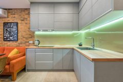 Handleless kitchen, solid wood worktops and glass splashbacks