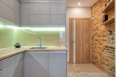 Handleless kitchen, solid wood worktops and glass splashbacks